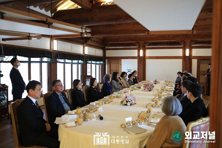  김건희 여사는 국가무형문화재 가계 전승자 오찬에 참석했다. (사진=대통령실)