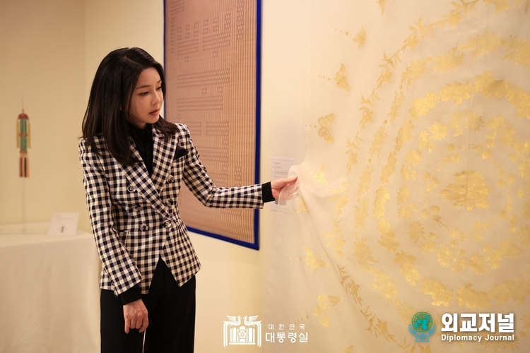  김건희 여사는 국가무형문화재 가계 전승자 오찬에 참석 작품을 둘러보고 있다. (사진=대통령실)