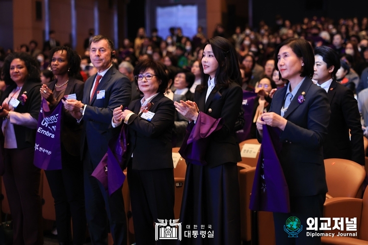  (우측에서 두 번째) 윤석열 대통령 부인 김건희 여사가 8일 서울 강남구 코엑스 오디토리움에서 열린 세계 여성의 날 기념행사에 참석해 국기에 대한 경례를 하고 있다. (사진=대통령실 제공)