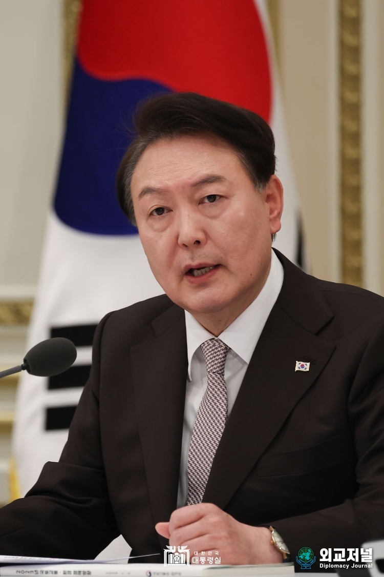  윤석열 대통령은 8일 오후 경남 합천에서 발생한 산불과 관련해 “산림청을 중심으로 행안부, 국방부, 소방청 등 관계 부처는 협력체계를 가동하고 가용 자원을 총동원하여 산불이 조기에 진화될 수 있도록 총력을 다하라”고 긴급 지시했다. (사진=대통령실)