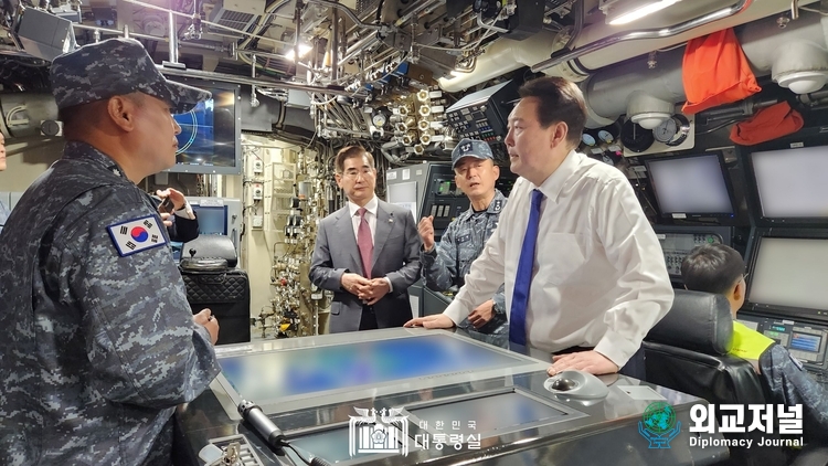 윤석열 대통령은 이지스구축함인 세종대왕함을 방문해 승조원들을 격려했다. (사진=대통령실)