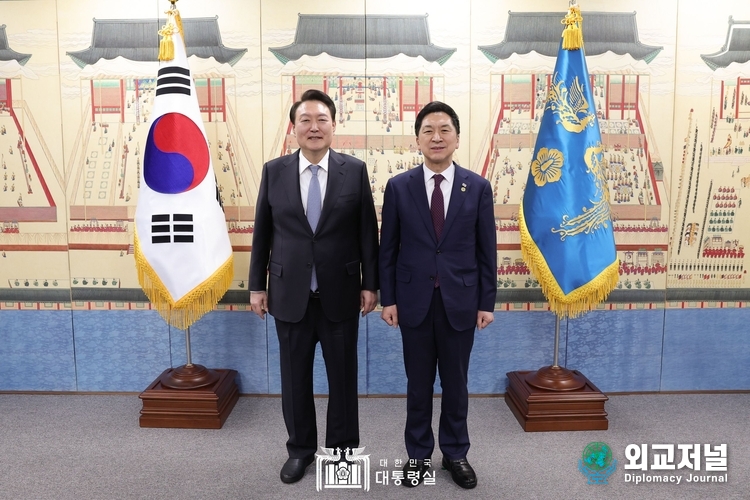  윤석열 대통령이 13일 오후 서울 용산 대통령실 청사에서 김기현 국민의힘 대표와 기념 촬영을 하고 있다. 사진제공=대통령실