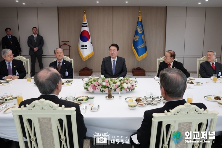  윤석열 대통령은 15일 용산 대통령실에서 한일관계 원로 초청 오찬 간담회를 가졌다. 사진제공 대통령실