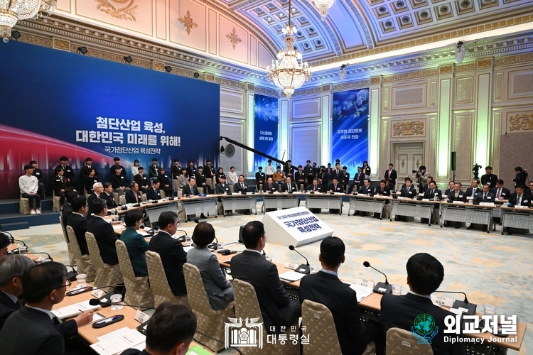  윤석열 대통령은 '제14차 비상경제·민생회의'를 주재하고, 대한민국의 미래를 위한 첨단산업 육성전략을 논의했다. 사진제공 대통령실