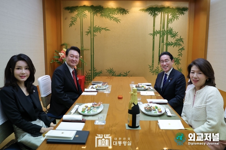  윤석열 대통령과 김건희 여사는 16일 저녁 기시다 후미오 총리 부부와의 친교 만찬을 위해 긴자 요시자와 식당에 도착했다. 사진=대통령실