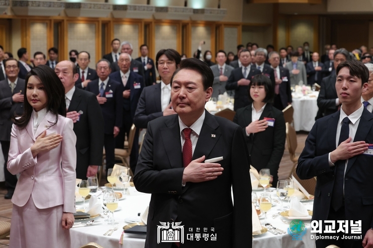  윤석열 대통령 부부가 재일동포 오찬 간담회에 참석해 국기에 대한 경례를 하고 있다. 사진 =대통령실