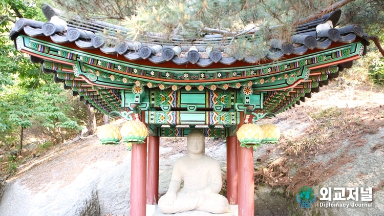 청와대 관저 뒤편 언덕에 보물 경주 방형대좌 석조여래좌상(미남불)이 전시돼 있다. 사진=이정하기자 