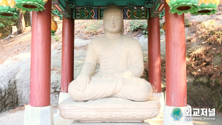  높이 108㎝, 어깨너비 54.5㎝, 무릎너비 86㎝로 풍만한 얼굴이다. 사진=이정하 기자