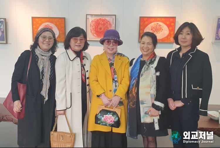 행사에 참석한 지인들과 기념촬영을 하고 있다.(사진=자연당 갤러리) 
