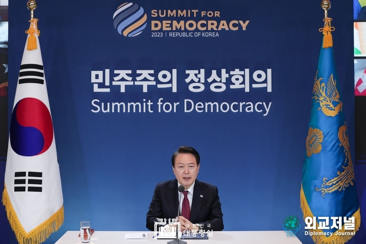  윤석열 대통령이 29일 제2차 민주주의 화상 정상회의를 하고 있다. (사진=대통령실 제공)