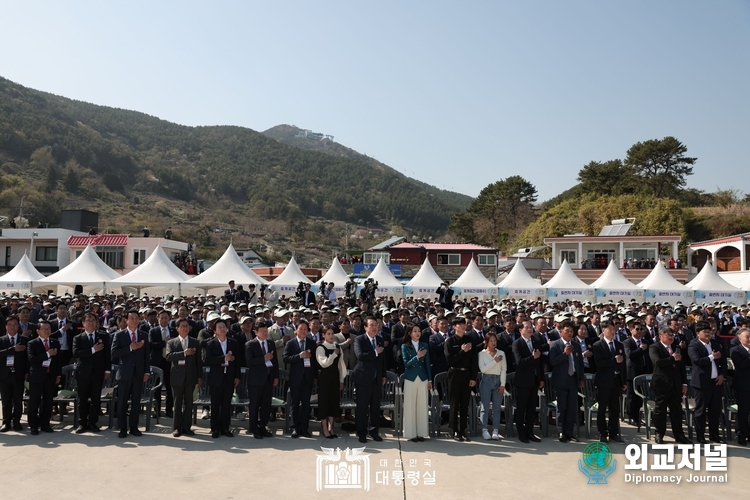  윤 대통령은 이날 기념식에서 ‘수산인의 날’ 행사 전 국기에 대한 경례를 하고 있다. (사진=대통령실)