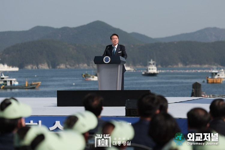  윤석열 대통령은 경남 통영 영운항에서 개최된 ‘제12회 수산인의 날 기념식’에 참석해 축사를 하고 있다. (사진=대통령실)