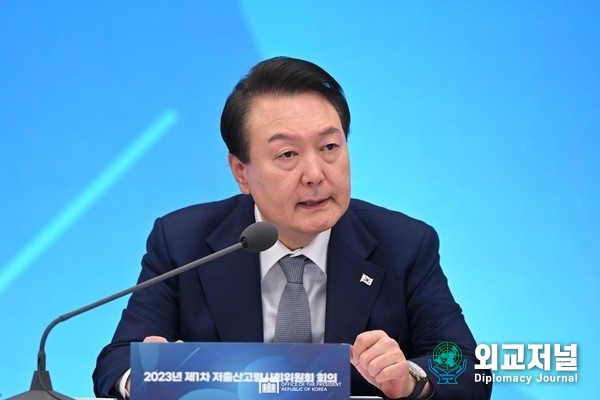 President Yoon Suk-yeol on March 28 speaks at the first meeting of the Presidential Committee on Ageing Society and Population Policy at Yeongbingwan, the guesthouse of Cheong Wa Dae. / Courtesy of the Office of the President