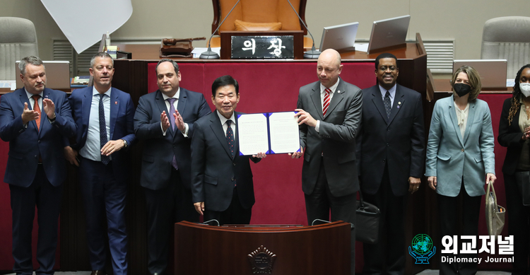  김진표 의장, 엑스포실사단 접견하고 유치 결의문을 전달했다. (자료 = 대한민국 국회)