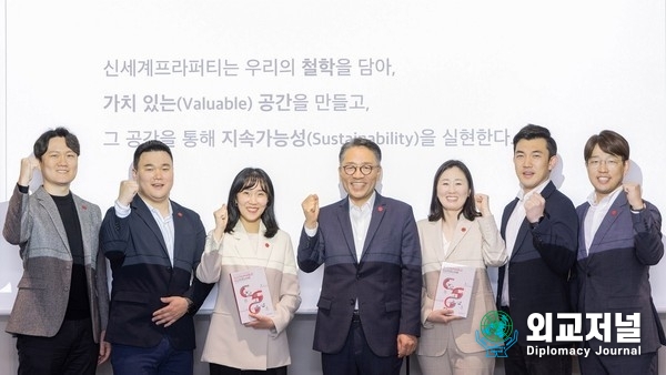  신세계프라퍼티가 3일, 사내 연구조직 ‘에코랩’의 연구 결과를 담아 ‘프라퍼티의 철학을 담아 가치 있는 공간을 만들고 그 공간을 통해 지속가능성을 실현한다’는 개발 원칙을 선포하고 ‘지속가능한 개발 가이드북’을 발간하며 지속가능한 개발을 위한 본격적인 신호탄을 쏘아 올렸다. ‘에코랩’ 구성원과 신세계프라퍼티 임영록 대표(가운데)의 지속가능한 개발 원칙 선포 후 기념 촬영을 하고 있다. 
