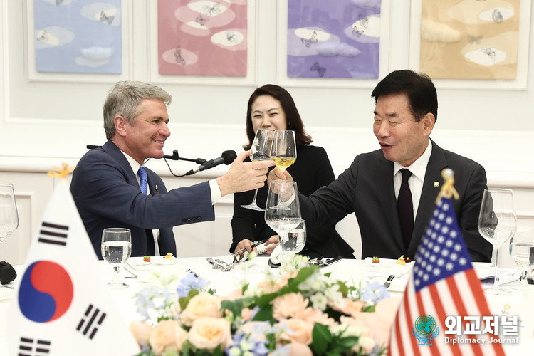  김진표 국회의장(오른쪽)이 미국 매콜 위원장과 건배하고 있다. (자료=대한민국 국회)