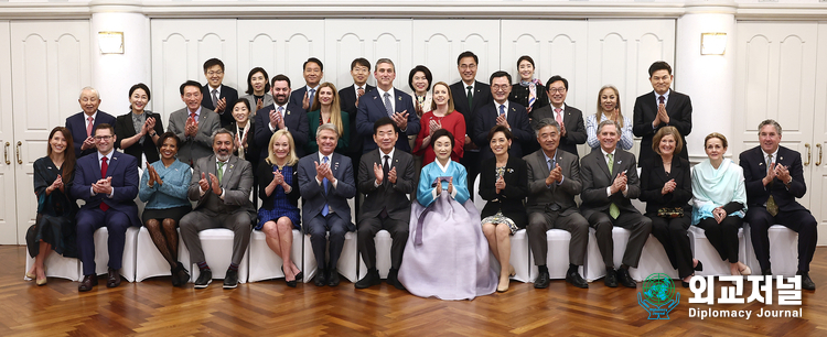  김진표 국회의장은 지난 5일 저녁 국회의장 공관에서 마이클 매콜 美 하원 외교위원장(공화당)을 단장으로 하는 방한 의원단을 초청해 만찬을 함께하며 기념촬영을 하고 있다. (자료=대한민국국회)