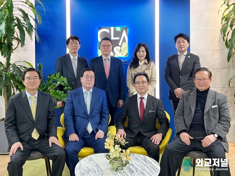 AGBA측, 박찬윤총재 SME / AGBA한국지부, 구천서 (전)한중경제인협회 회장, 이성림 AGBA한국지부 사무국장, 양려진, (주)아그바코리아 대표 / 클라스측, 황찬현대표 (전)감사원장, 남영찬대표 (전)한국기업법무협회 회장, 이경춘대표 (전)초대서울회생법원장, 윤남근대표 (현)고려대 로스쿨교수 