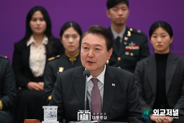 윤 대통령은 "검·경은 수사 역량을 총동원해 마약의 유통, 판매 조직을 뿌리 뽑고 범죄 수익을 끝까지 추적해 환수하라"고 지시했다. (사진=대통령실)