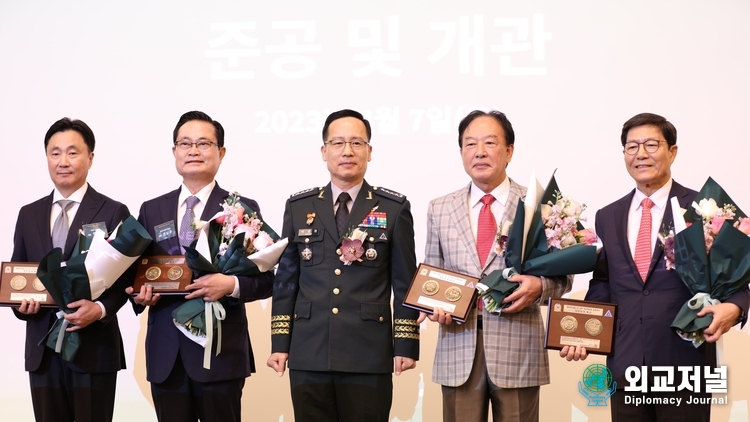 박정환 육군참모총장이 호텔건립에 참여한 인사들에게 감사패를 증정하고 기념촬영을 하고있다. ( 사진=외교저널)