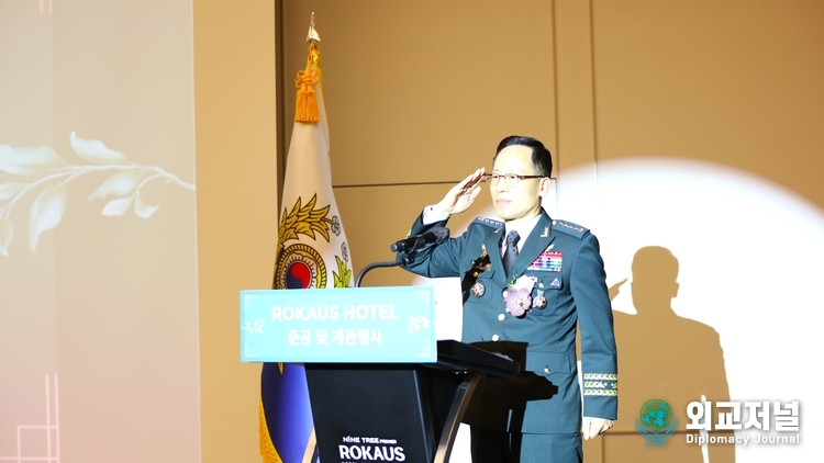 박정환 육군참모총장 인사에 앞서 참석자들에게 경례를 하고 있다.(사진=외교저널)