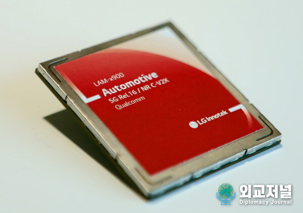 2nd generation ‘5G-V2X(Vehicle to Everything) cellular Module’ developed by LG Innotek.<br>
From the development of this new product supporting the ultra-high speed 5G vehicle communication, LG Innotek is now able to accelerate the target on the self-driving car components market.