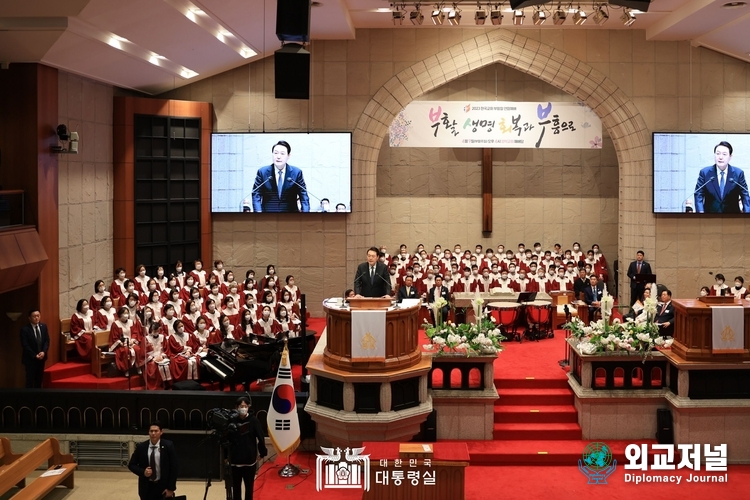 윤석열 대통령이 9일 오후 서울 중구 영락교회에서 열린 2023 한국교회 부활절 연합예배에 참석해 축하인사를 하고 있다. (대통령실 제공)