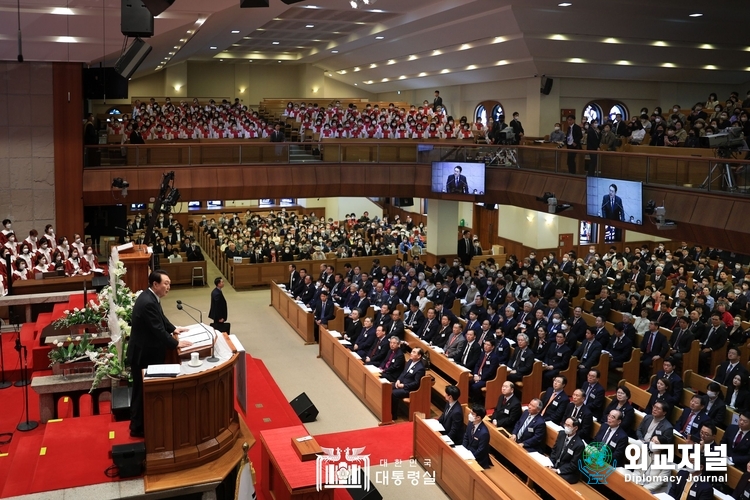  윤석열 대통령이 9일 오후 서울 중구 영락교회에서 열린 2023 한국교회 부활절 연합예배에 참석해 축하인사를 하고 있다. (대통령실 제공)