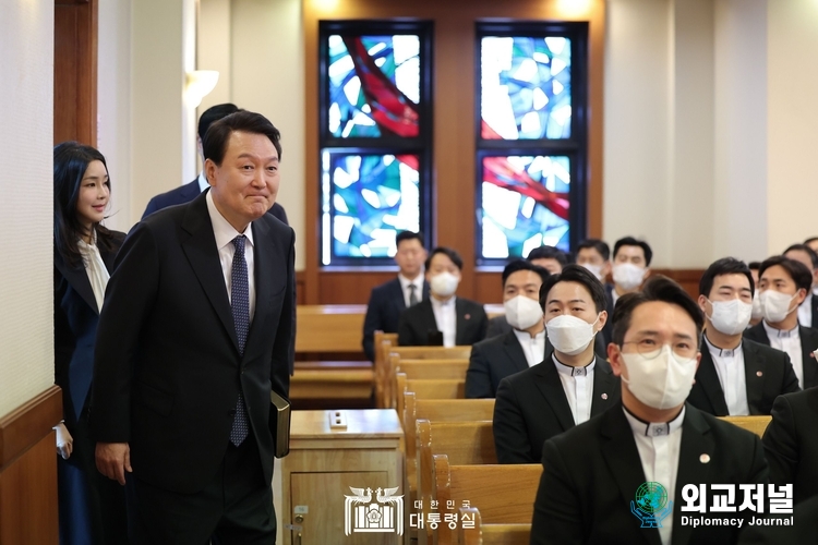 윤석열 대통령이 9일 서울 중구 영락교회에서 열린 2023 한국교회 부활절 연합예배에 성경책을 들고 입장하고 있다. (사진=대통령실)