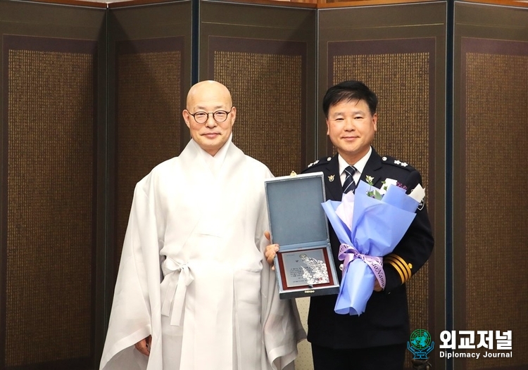  총무원장 진우스님은 4월7일 이상률 제주경찰청장에게 공로패를 수여했다.(사진=조계종총무원)