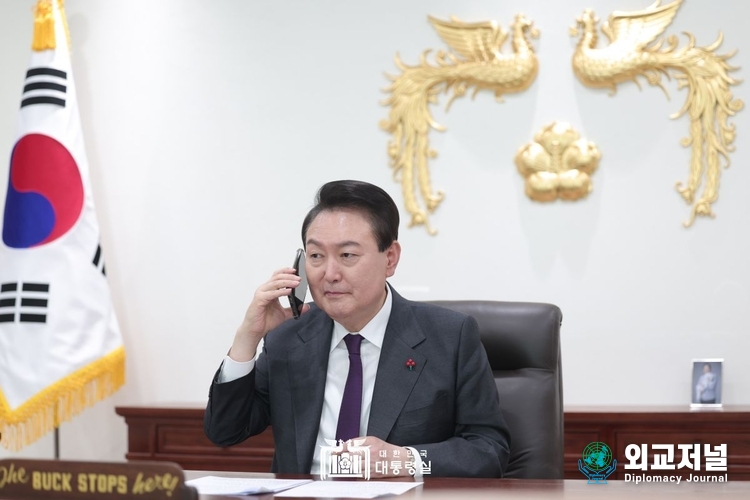 윤석열 대통령은 11일 전국 일원에서 매우 강한 바람이 불고 있는 가운데, 강원도 강릉시에서 산불이 발생하여 확산되고 있다는 보고를 받고 다음과 같이 긴급 지시했다. (사진=대통령실)