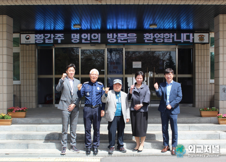  군산교도소(소장 이남구)는 12일 귀금속 전통공예 분야 최고 전문가인 황갑주(중앙)명인(85세)과 강미선(제주교도소 교정위원)를 초빙하여 “직업윤리와 전통공예 직업관의 이해”를 주제로 강연회를 진행했다. (사진=군산교도소제공)