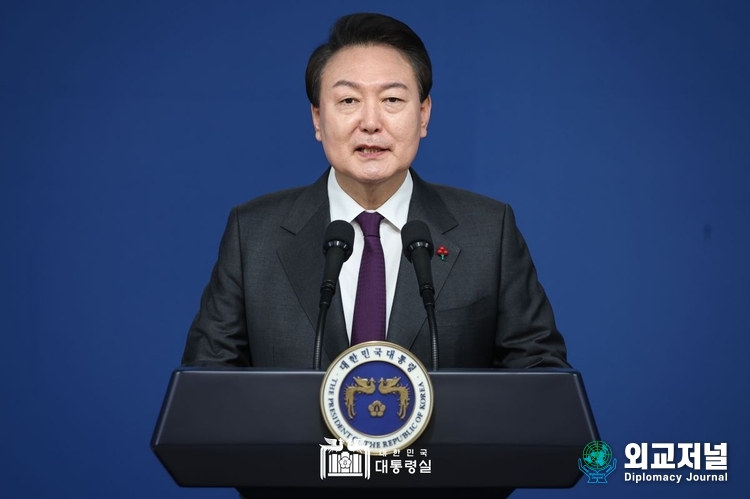  윤석열 대통령은 12일 오전, 4. 11일 대형 산불로 큰 피해가 발생한 강원도 강릉시를 특별재난지역으로 선포했다.(사진=대통령실)