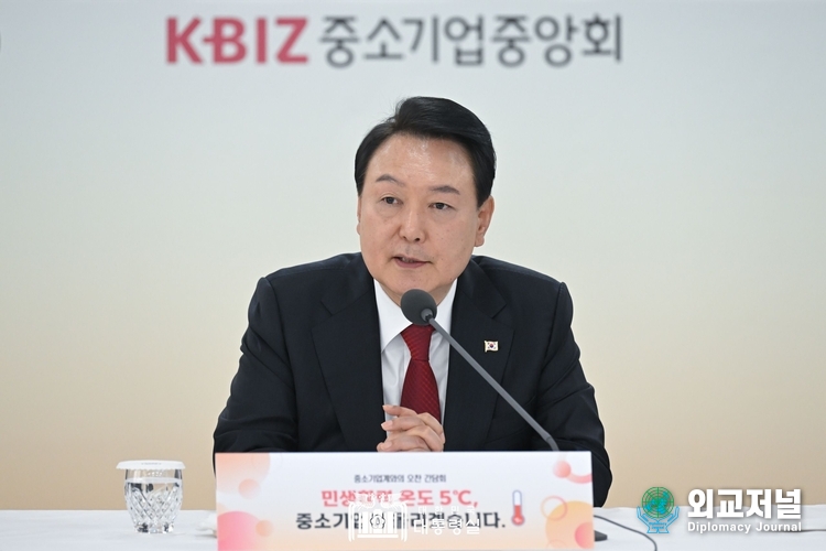  윤석열 대통령은 14일 여의도 중소기업중앙회에서 중소기업계와 도시락 오찬 간담회를 주재하고 있다.(사진=대통령실)