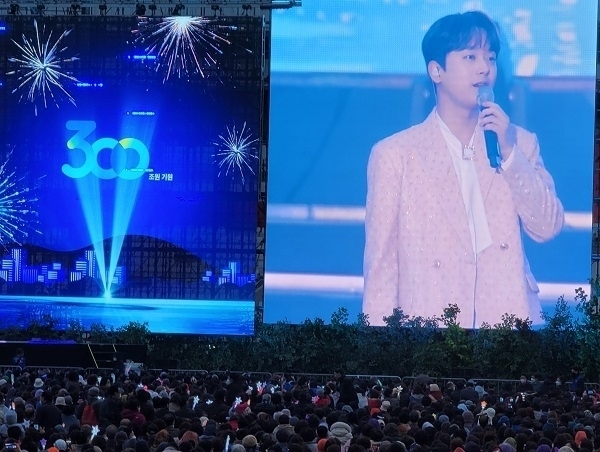  트롯가수 이찬원이 공연을 하고 있다.