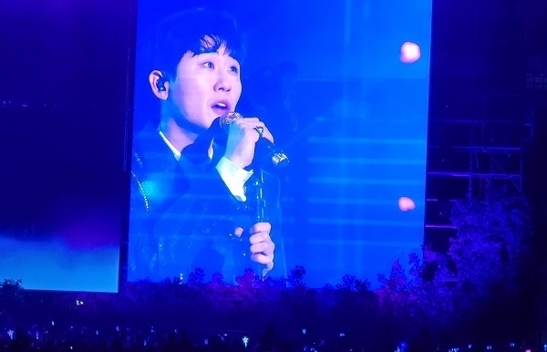 트롯가수 영탁이 열창을 하고 있다.