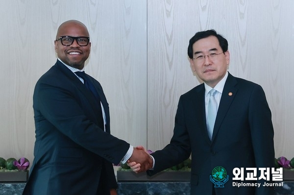  Trade, Industry and Energy Minister Lee Chang-yang shakes hands with Boeing Defense, Space & Security CEO Theodore Colbert III on April 13 at the Four Seasons Hotel in Seoul.