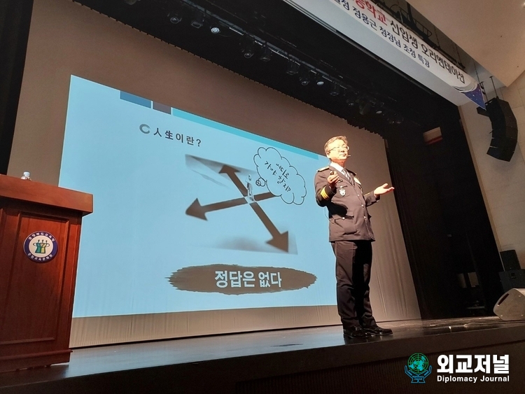  Daejeon Policy Agency Commissioner Jeong Yong-Geun gives a special lecture for new students at Chungju High School.