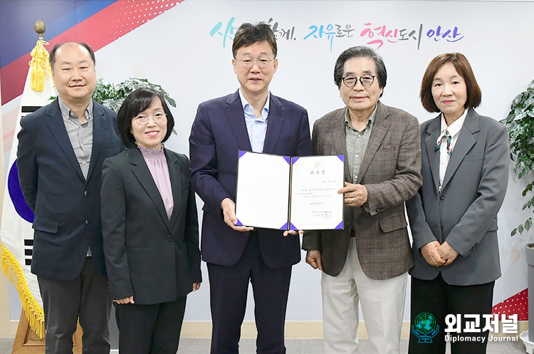 Artist Koo Cha-soong (second from right) takes a commemorative photo with Ansan Mayor Lee Min-geun after being appointed as chairman of the Danwon Art Festival steering committee.