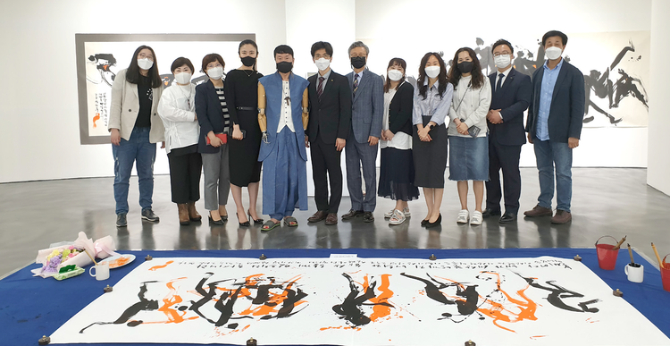  Lacquerware Artist Seok Chang-woo takes a commemorative photo with visitors after finishinga performance.