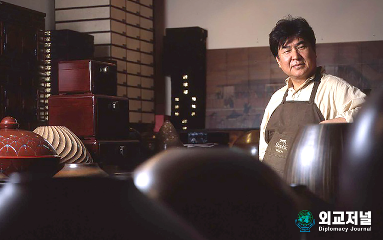 Artist Cheongmok Kim Han-kyoung poses with his art works.