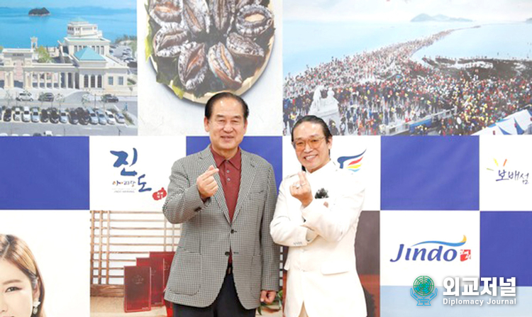  Mayor Kim Hee-soo of Jindo (left) and Vice Chairman Sion Khan are making a ‘Love Sign’ in a commemorative photo after the interview.