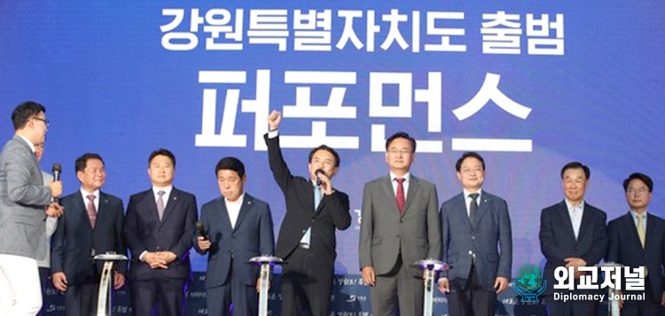 Governor Kim Jin-tae of Gangwon Province (fifth from left) speaks at the 28th Gangwon-do Residents' Day ceremony.