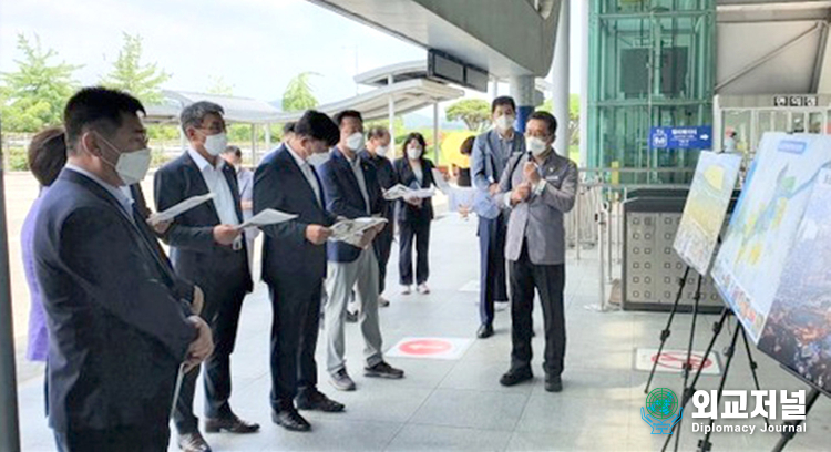 Baek Un-seok, head of the operations headquarters of the organizing committee, reports on the progress of the Suncheonman International Garden Expo to journalists.
