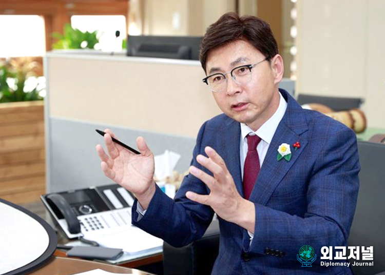 Governor Kim Cheol-woo of Boseong-gun