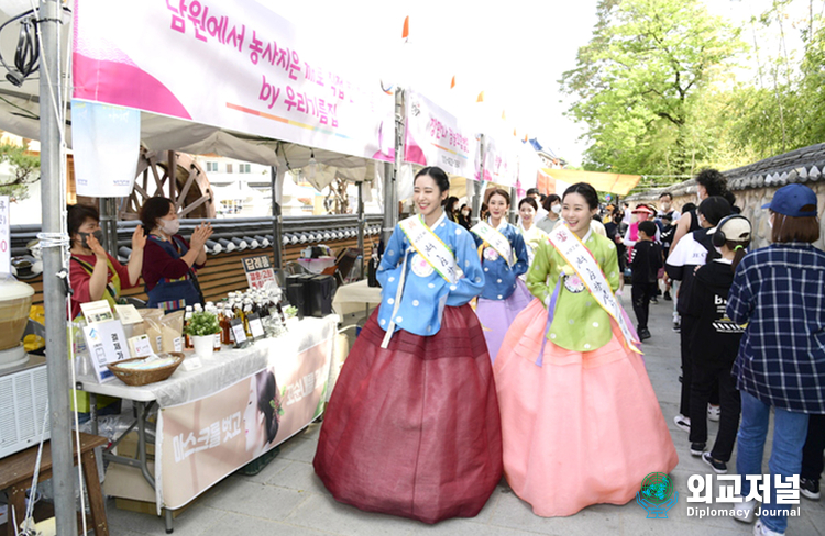  Miss Chunhyang ladies are meeting tourists on Gwanghalluwon Street.
