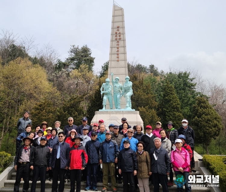  강원도 양구군 해안면에 위치한 도솔산 위령탑에서 1951년 4월 16일 난공불락의 적 기관총 진지를 사수를 하고 장렬하게 산화하신 열쇠 육탄 13용사 추도식을 거행했다.