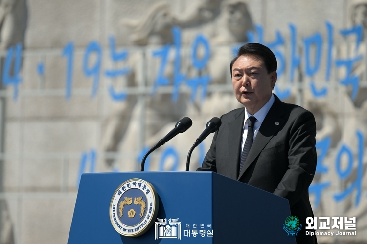  윤석열 대통령이 수유리 4.19민주묘지에서 4.19혁명 63주기 기념사를 하고 있다.