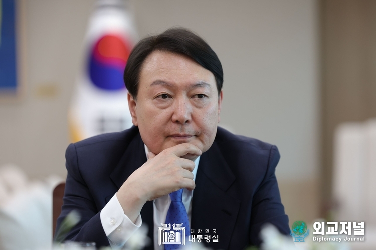  윤석열 대통령이 18일 용산 대통령실에서 로이터 통신과 인터뷰를 하고 있다.(사진=대통령실 제공)