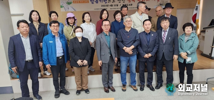 강연후 주요관계자와 기념사진을 찍고 있다 사진제공= 한국화교화인연합총회